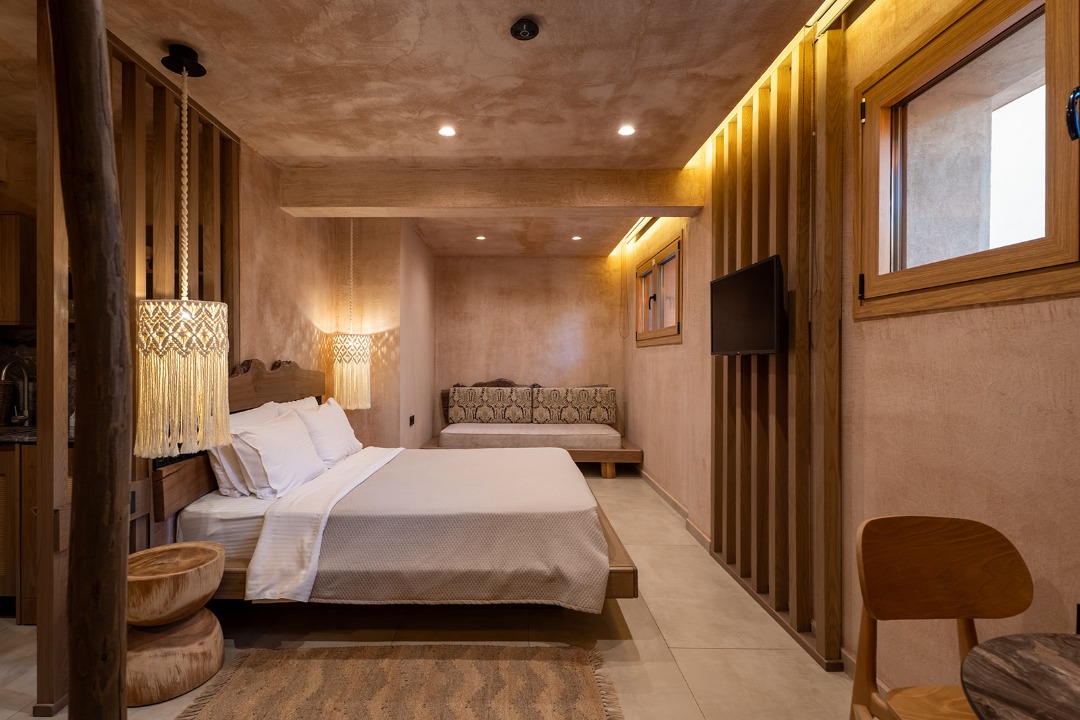 Cameră triplă semi-subsolă